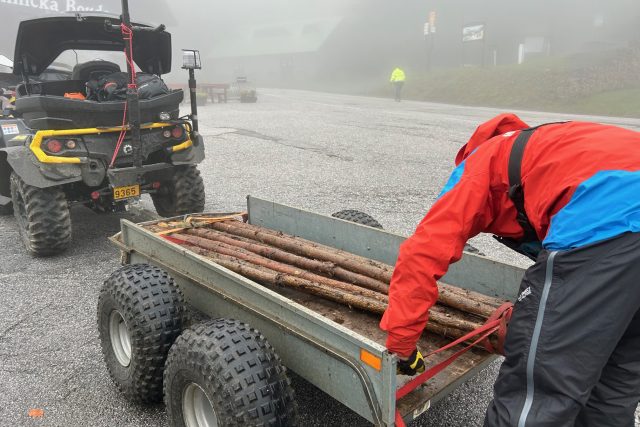 Členové Horské služby začali po krkonošských hřebenech rozvážet tyčová značení | foto: Kateřina Kohoutová,  Český rozhlas