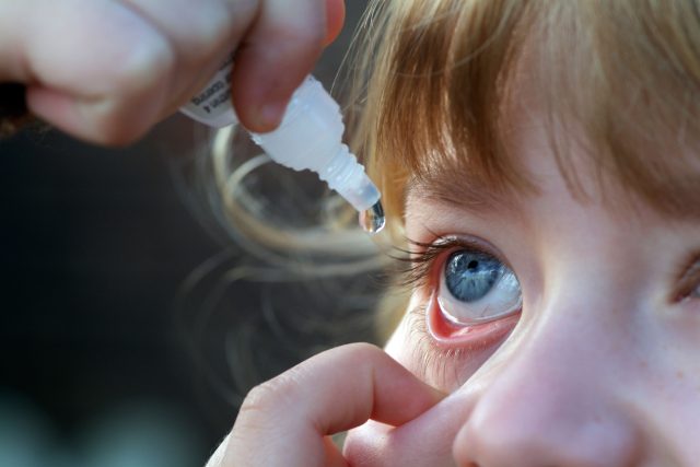 Úlevu od potíží přináší časté svlažování povrchu oka umělými slzami či kapkami  (ilustrační foto) | foto: Profimedia