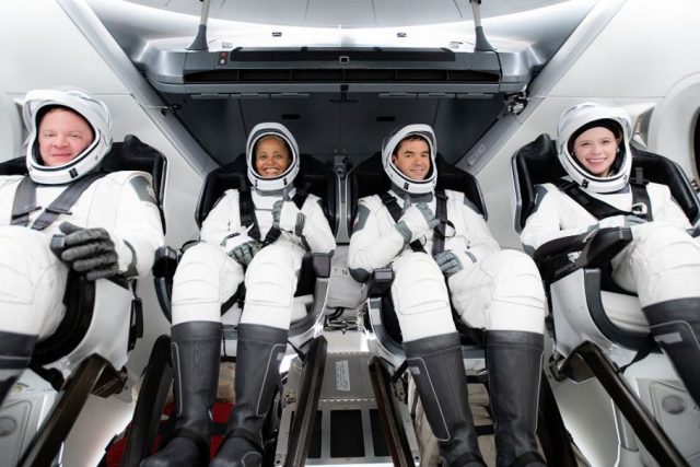 Posádka připravované mise Inspiration4 v kabině SpaceX CrewDragon | foto: SpaceX,  2021