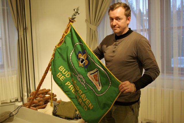 Petr Kazda s junáckou vlajkou na novopacké výstavě | foto: Vladislava Wildová,  Český rozhlas