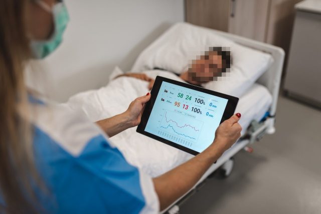 Senzory hradeckých vědců hlídají přes matraci srdce i dech pacientů | foto: Jan Drašnar,  Univerzita Hradec Králové