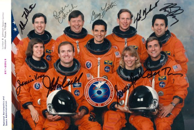 Foto a podpisy posádky raketoplánu STS-83 včetně náhradníků | foto: archiv J. Cacka