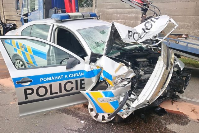 Řidič s kradeným autem narazil do policejního vozidla | foto: Policie ČR