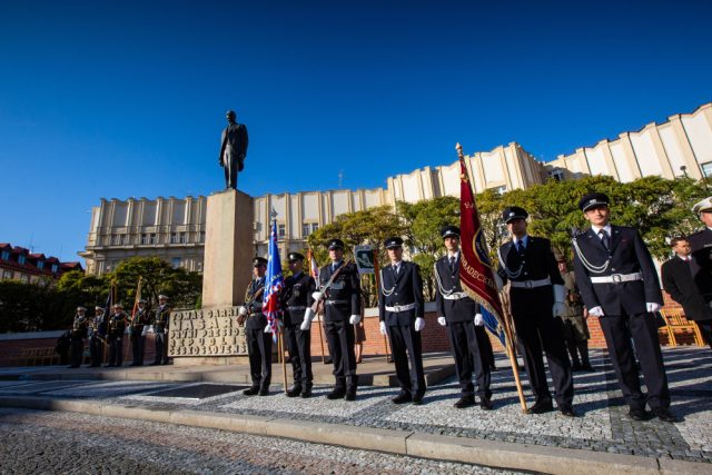 Desítky policistů,  strážníků a hasičů převzaly medaile u příležitosti oslav 28. října v Hradci Králové | foto: HZS Královéhradeckého kraje