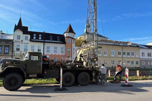 Speciální stroj zjišťoval na nábřeží Úpy v Trutnově v jakém stavu jsou kamenné zdi po velké vodě | foto: Kateřina Kohoutová,  Český rozhlas