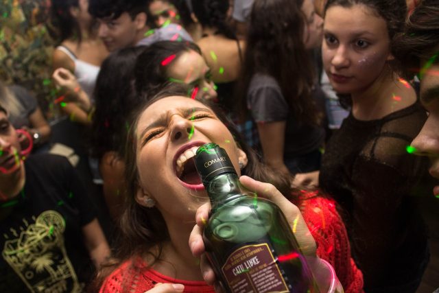 Párty - alkohol | foto: Maurício Mascaro,  fotobanka Pexels,  CC0 1.0