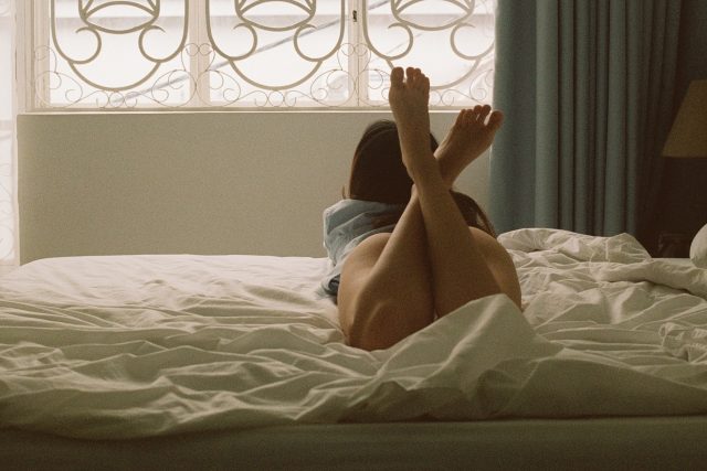 Žena v posteli | foto: fotobanka Pexels
