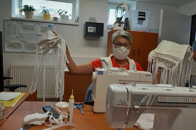 Oblastní nemocnice Náchod žádá lidi o našití látkových roušek. Potřebuje je pro pacienty  (ilustrační foto) | foto: Antonín Stanislav