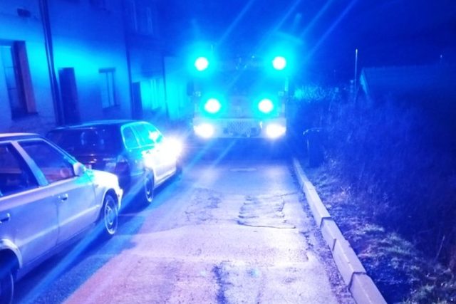 Špatné parkování řidičů zavinilo v Hořicích zdržení hasičů cestou k požáru | foto: HZS Královéhradeckého kraje