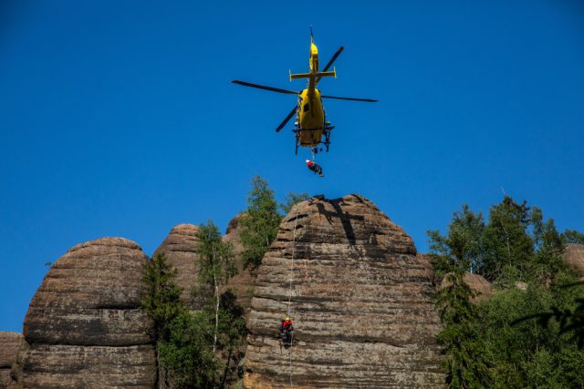 Spolupráci při záchraně osob v těžko přístupném skalním terénu cvičilo hned několik záchranných složek najednou | foto: HZS Královéhradeckého kraje