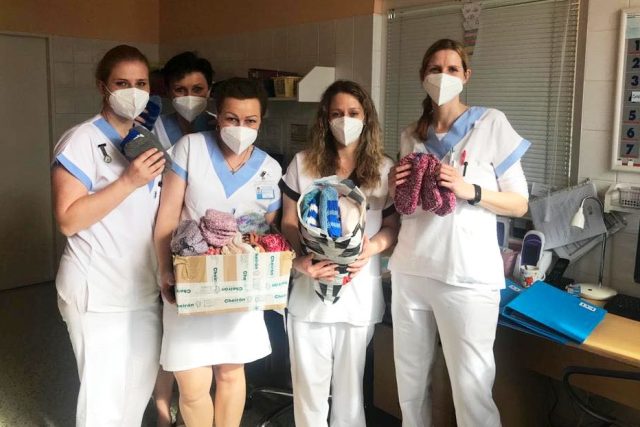 Pletařky věnovaly pacientům náchodské nemocnice na 700 párů ponožek | foto: Renata Dušková
