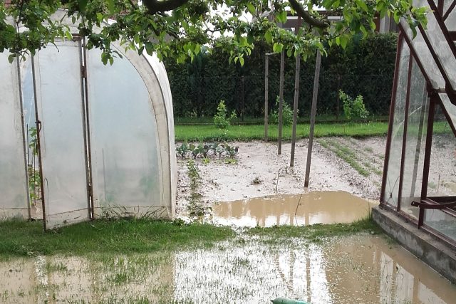Manželé Hromádkovi mají vyfoceno,  jak jim celou zahradu pokryl jíl a do sklepů natekla voda | foto: Blanka Hromádková
