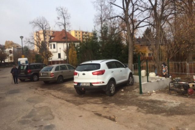 nové parkoviště vzniká u vrchlabských městských jeslí | foto: Kateřina Kohoutová,  Český rozhlas