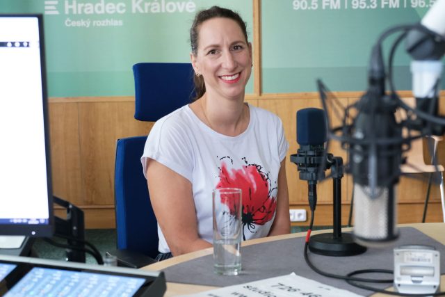 Alena Kubečková ve studiu Českého rozhlasu Hradec Králové | foto: Milan Baják,  Český rozhlas