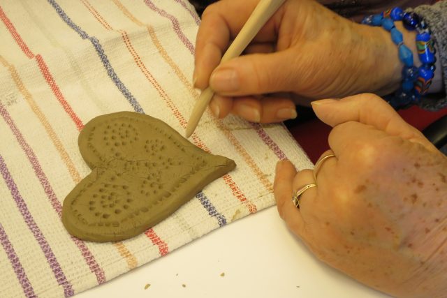 Hliněné valentýnské srdce jste si mohli vyrobit při naší keramické dílně s Janou Hlinákovou | foto: Milan Baják,  Český rozhlas