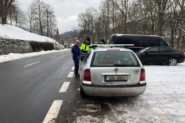Trutnovská policie zvyšuje kontroly zaměřené na povinnou zimní výbavu vozů | foto: Kateřina Kohoutová,  Český rozhlas
