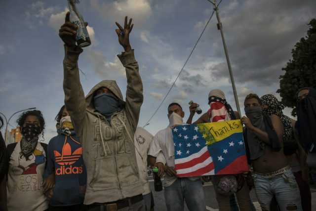 Protesty ve Venezuele | foto: Rodrigo Abd,  ČTK/AP