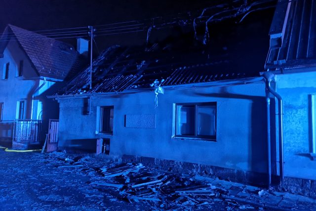 Noční požár zničil v Železnici na Jičínsku střechu rodinného domu | foto: HZS Královéhradeckého kraje
