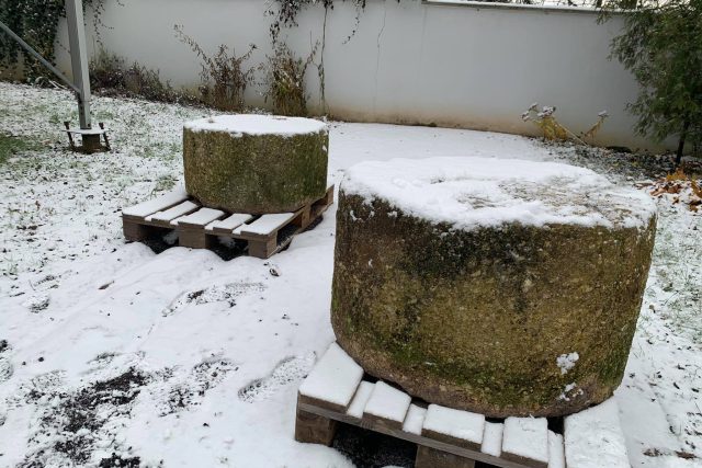 Dva mlýnské kameny jsou součástí Muzea krajky ve Vamberku | foto: Jana Házová,  Český rozhlas