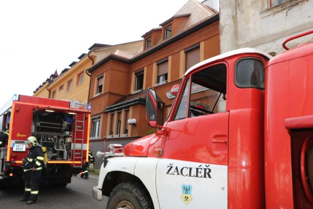 Tři jednotky požární ochrany zasahovaly při požáru v kuchyni bytu jednoho z domů v Žacléři | foto: HZS Královéhradeckého kraje