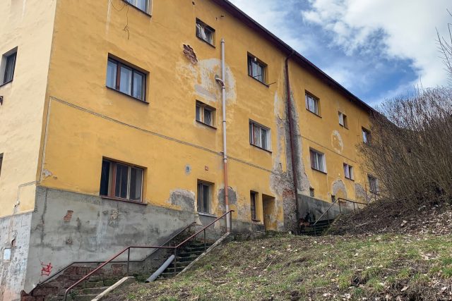 Desítky obyvatel bytového domu v Úpici si musí hledat nové ubytování | foto: Václav Plecháček,  Český rozhlas