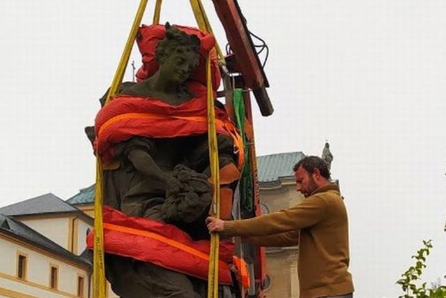Odvoz kopie sochy Štědrosti z Kuksu | foto: Vojtěch Krátký
