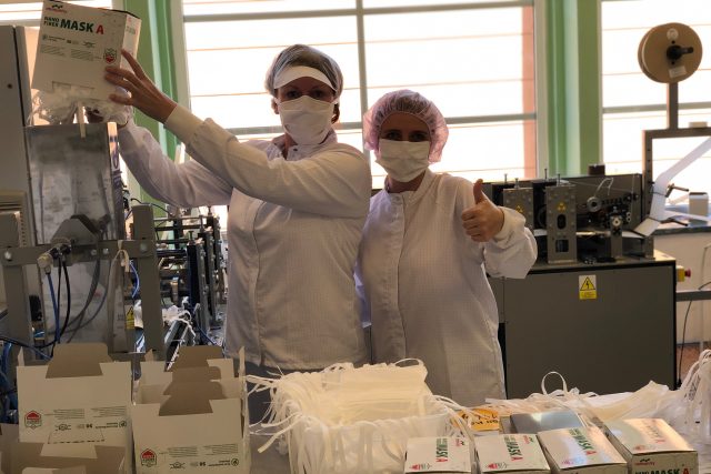 Batist Medical Červený Kostelec díky dvěma novým linkám brzy vyrobí až milion roušek měsíčně | foto: Batist Medical Červený Kostelec