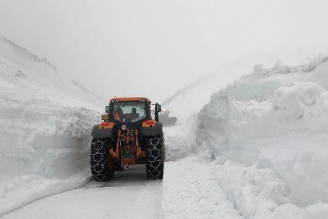 Desetimetrové sněhové bariéry prorážela v Krkonoších fréza | foto: Kateřina Kohoutová,  Český rozhlas