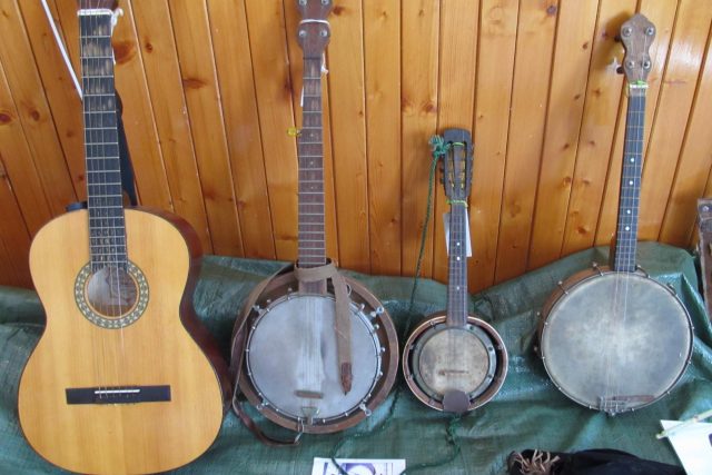 Součástí sbírek Trampského muzea jsou také hudební nástroje,  řada z nich má své zajímavé příběhy | foto: archiv Jiřího Jedličky