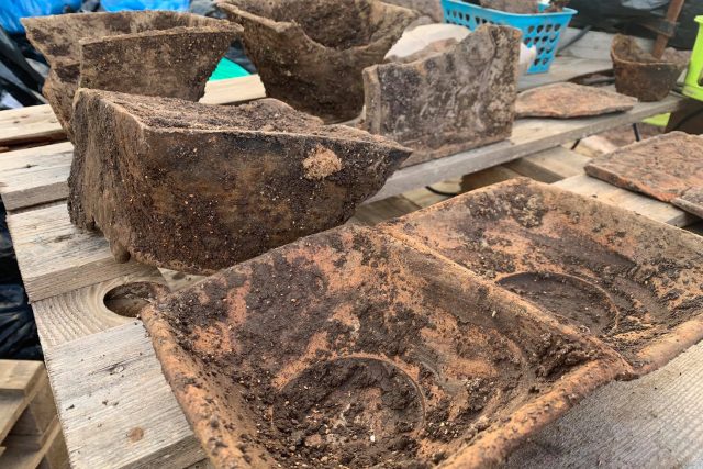 V centru Náchoda našli archeologové zachovalé kachle kamen z přelomu 15. a 16. století | foto: Jana Házová,  Český rozhlas