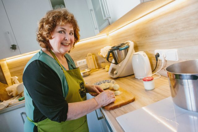 Trápení nenosím na trh. Vždy vás totiž určitě zahřeje úsměv a láska,  říká herečka Naďa Konvalinková | foto: Jana Volková