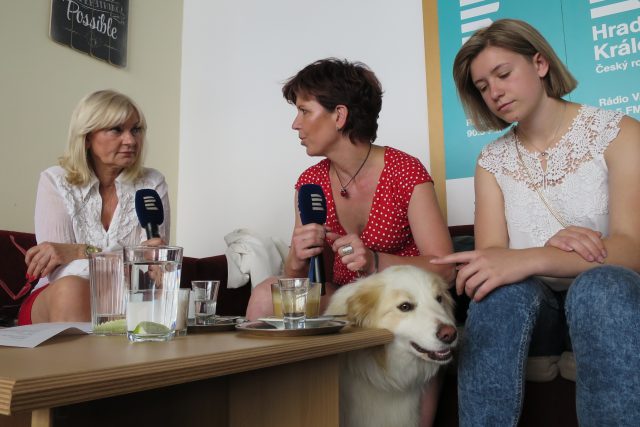 Edita Labíková v radioporadně z radiokavárny. Výchova a výcvik psů | foto: Radka Šubrtová,  Český rozhlas