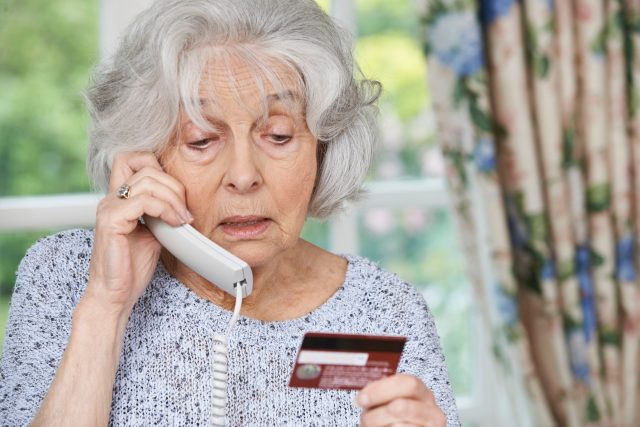 Podvodníci neútočí po telefonu jen na seniory  (ilustrační foto) | foto: Fotobanka Profimedia