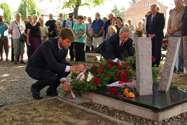 Památku zavražděných uctil a pozůstalým se omluvil polský chargé d'affaires Jaroslav Strejček  (vpravo) | foto: Vladislava Wildová,  Český rozhlas