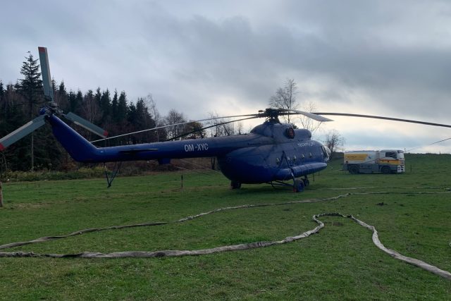 Vrtulník se chystá na přepravu kůrovcem napadeného dřeva v Broumovských stěnách | foto: Václav Plecháček,  Český rozhlas