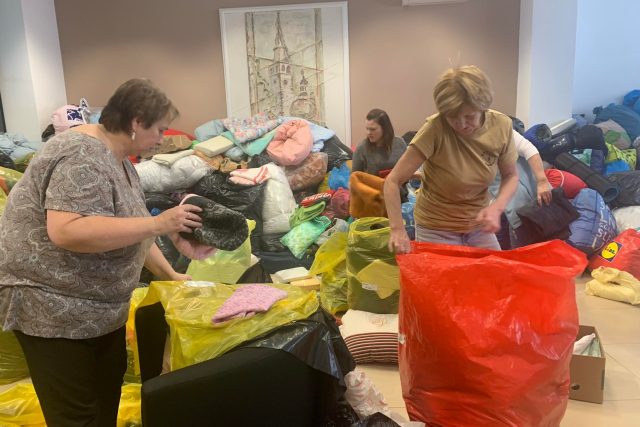 Materiální sbírka humanitární pomoci pro Ukrajinu zaplní na Rychnovsku minimálně dva kamiony | foto: Jana Házová,  Český rozhlas