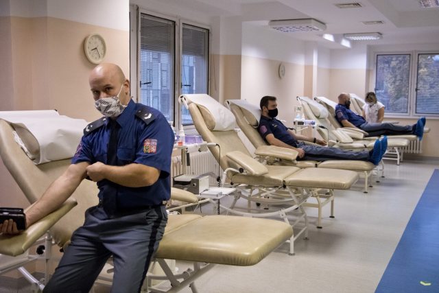 Přes 30 příslušníků Vězeňské služby ČR darovalo svoji krev v hradecké fakultní nemocnici | foto: Fakultní nemocnice Hradec Králové