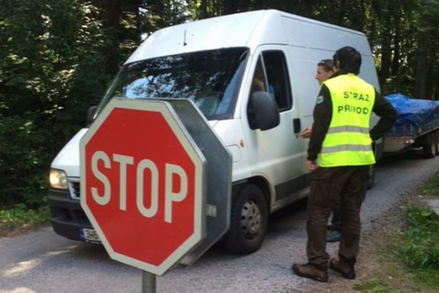 Strážci KRNAP zintenzivnili kontroly na cestách při vjezdu národního parku | foto: Kateřina Kohoutová,  Český rozhlas