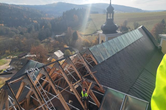 Kostel v Neratově v Orlických horách bude mít už brzy opravenou unikátní skleněnou střechu | foto: Jakub Vik,  Český rozhlas