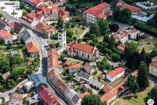 V malé obci Miletín můžeme navštívit zámek,  kostel Zvěstování Panny Marie a několik dalších kulturních a historických památek. Je tu také rodný domek Karla Jaromíra Erbena | foto: Společnost CBS Nakladatelství s. r. o.