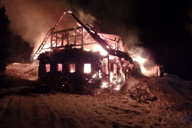 V nepřístupné lokalitě v Krkonoších shořela chalupa,  požár si vyžádal jednu oběť | foto: HZS Královéhradeckého kraje