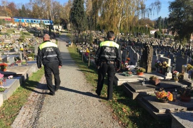 V Dušičkovém období strážníci zvyšují intenzitu kontrol hřbitovů | foto: Lucie Peterková