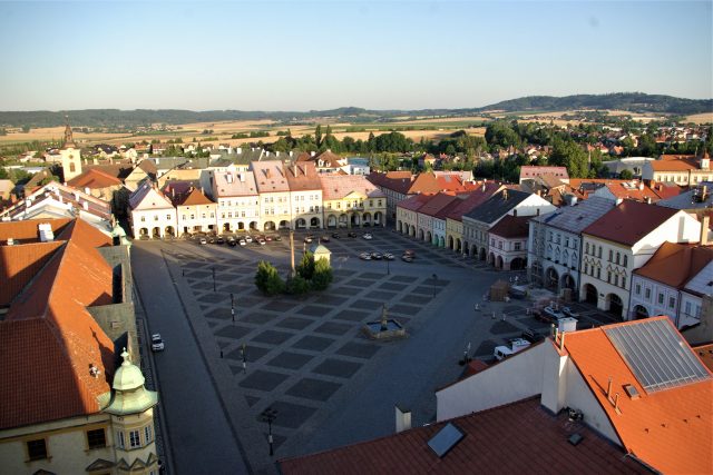 Valdštejnovo náměstí v Jičíně v časném letním ránu roku 2019 | foto: Vladislava Wildová,  Český rozhlas