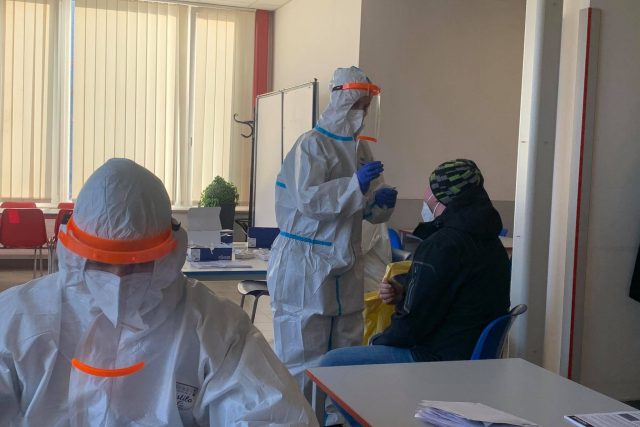 Vláda schválila povinné plošné testování zaměstnanců na koronavirus | foto: Václav Plecháček,  Český rozhlas