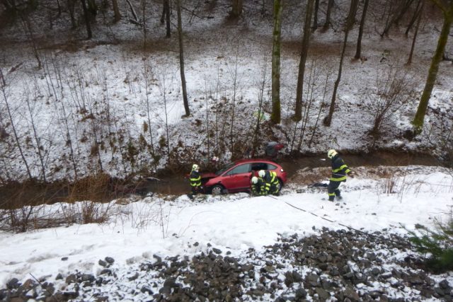 U Zlaté Olešnice na Trutnovsku sjelo auto ze srázu do potoka,  hasiči museli řidičku vyprostit | foto: HZS Královéhradeckého kraje