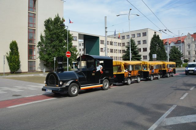 Do ulic i lesů opět vyjíždí netradiční turistický hradecký silniční vláček | foto: Magistrát města Hradec Králové