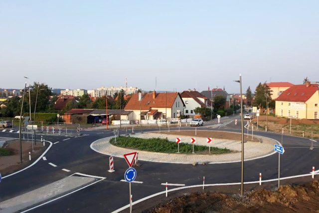 Nová okružní křižovatka v Dobrušce je hotová. Otevřela se o měsíc a půl dřív | foto: Navimedia s.r.o.