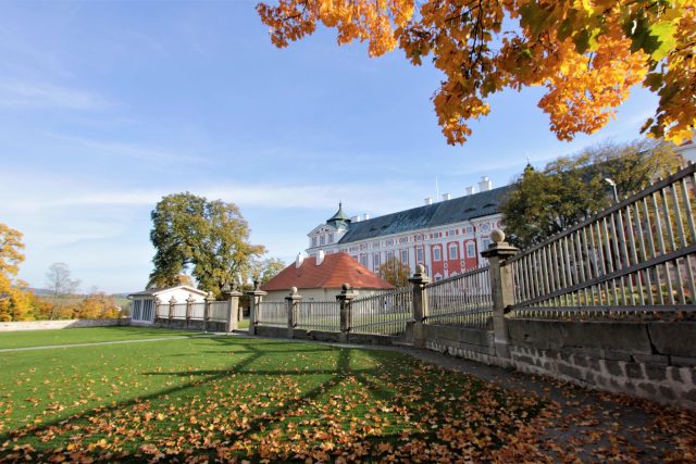 Kouzelné podzimní barvy čarují v klášterní zahradě v Broumově | foto: Kateřina Ostradecká