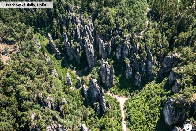 Prachovské skály tvoří pískovcové skalní město. Díky otevřeným náhorním plošinám můžete využít vyhlídek,  z nichž budete mít celý Český ráj jako na dlani | foto: Společnost CBS Nakladatelství s. r. o.