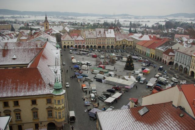 Trhy na Valdštejnově náměstí v Jičíně,  jejichž tradice začala už ve středověku,  se konají po celý rok | foto: Vladislava Wildová,  Český rozhlas